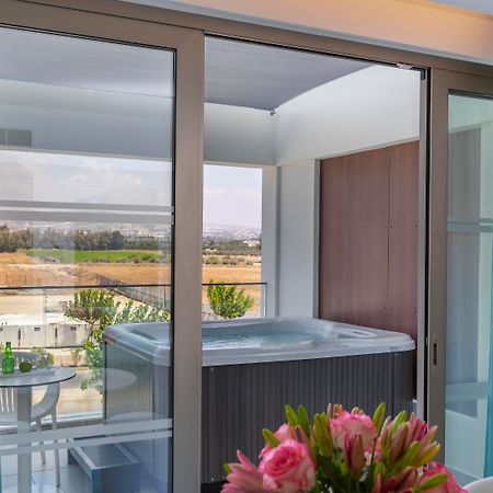 Ivi Mare - Designed For Adults By Louis Hotels Geroskipou Eksteriør billede A hot tub on a balcony
