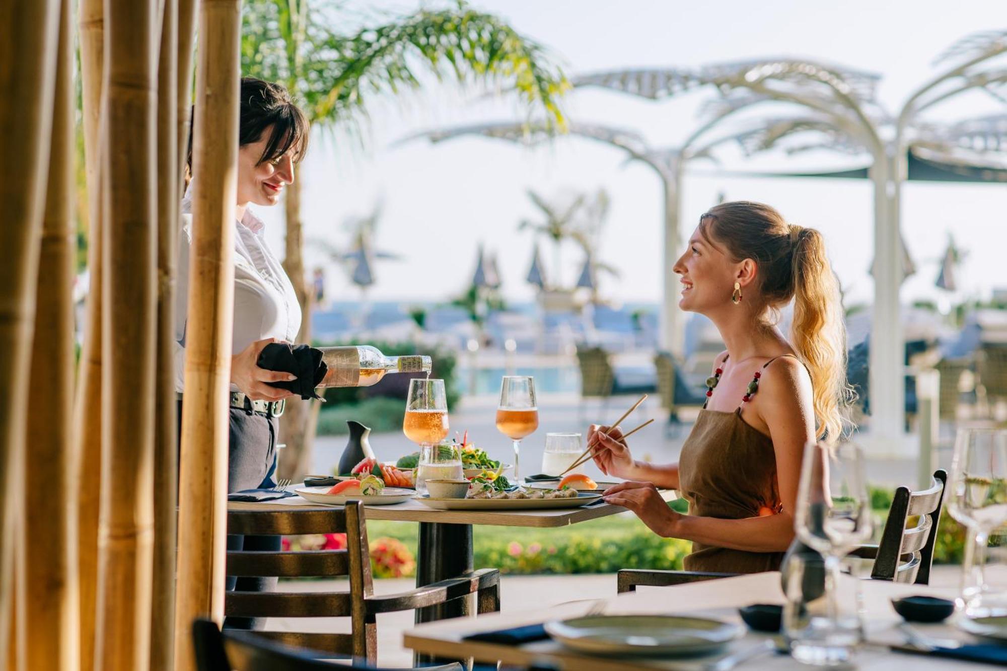 Ivi Mare - Designed For Adults By Louis Hotels Geroskipou Eksteriør billede A waitress serving a guest at a restaurant