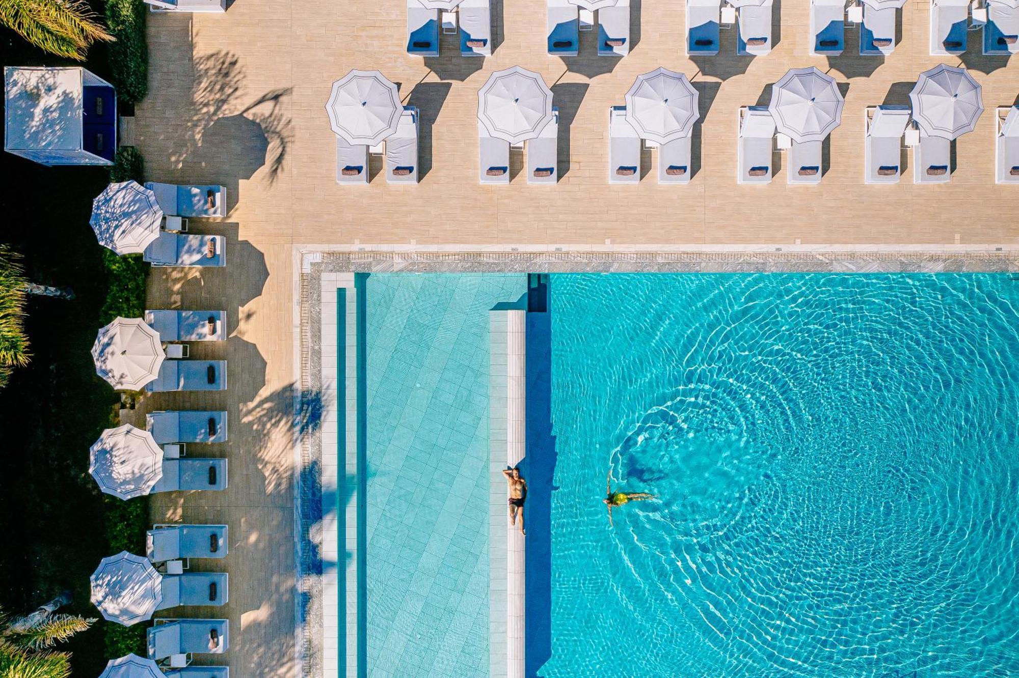 Ivi Mare - Designed For Adults By Louis Hotels Geroskipou Eksteriør billede Aerial view of the pool at the Hotel du Cap-Eden-Roc, Cap d'Antibes, France