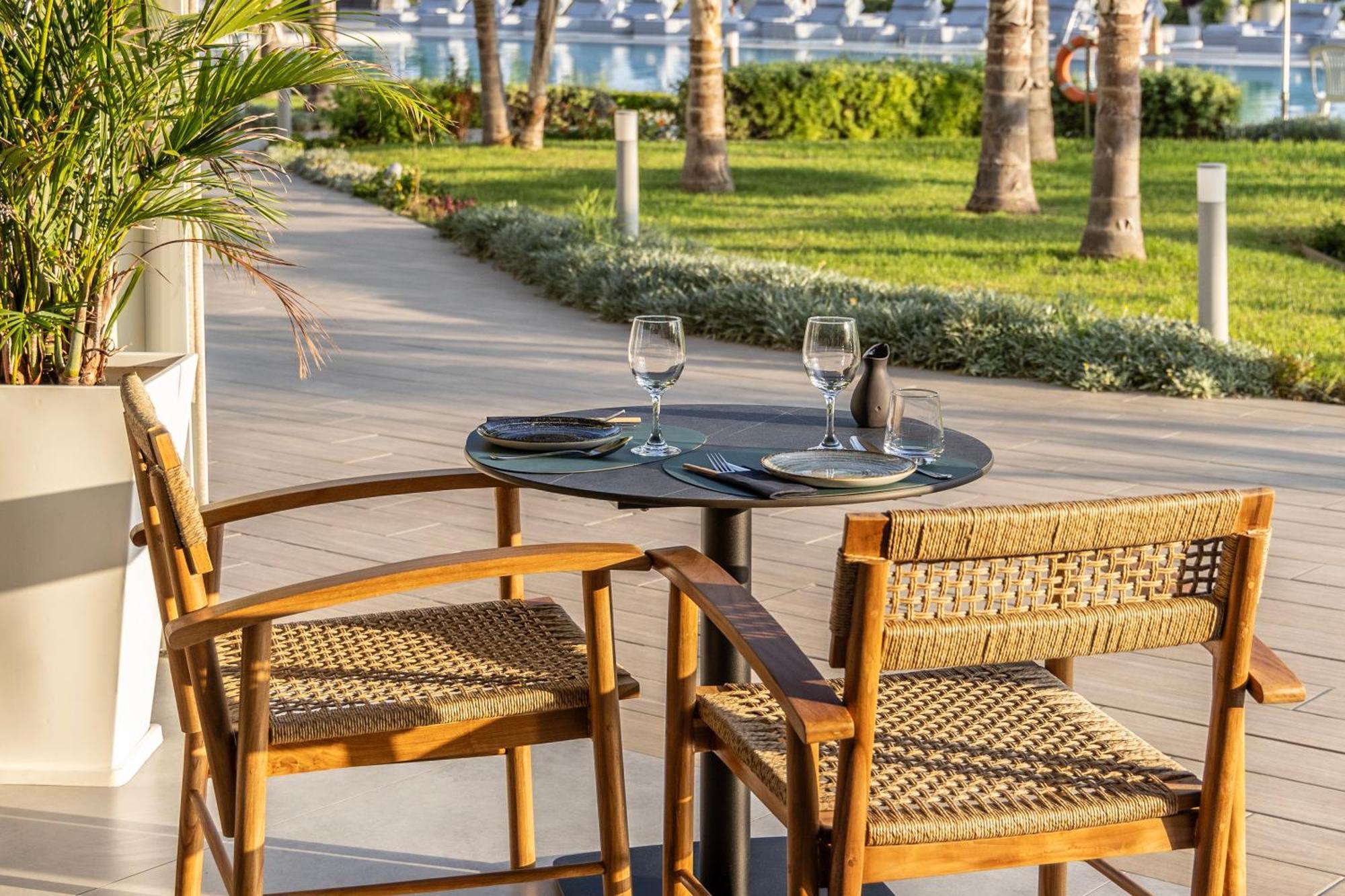 Ivi Mare - Designed For Adults By Louis Hotels Geroskipou Eksteriør billede A table and two chairs