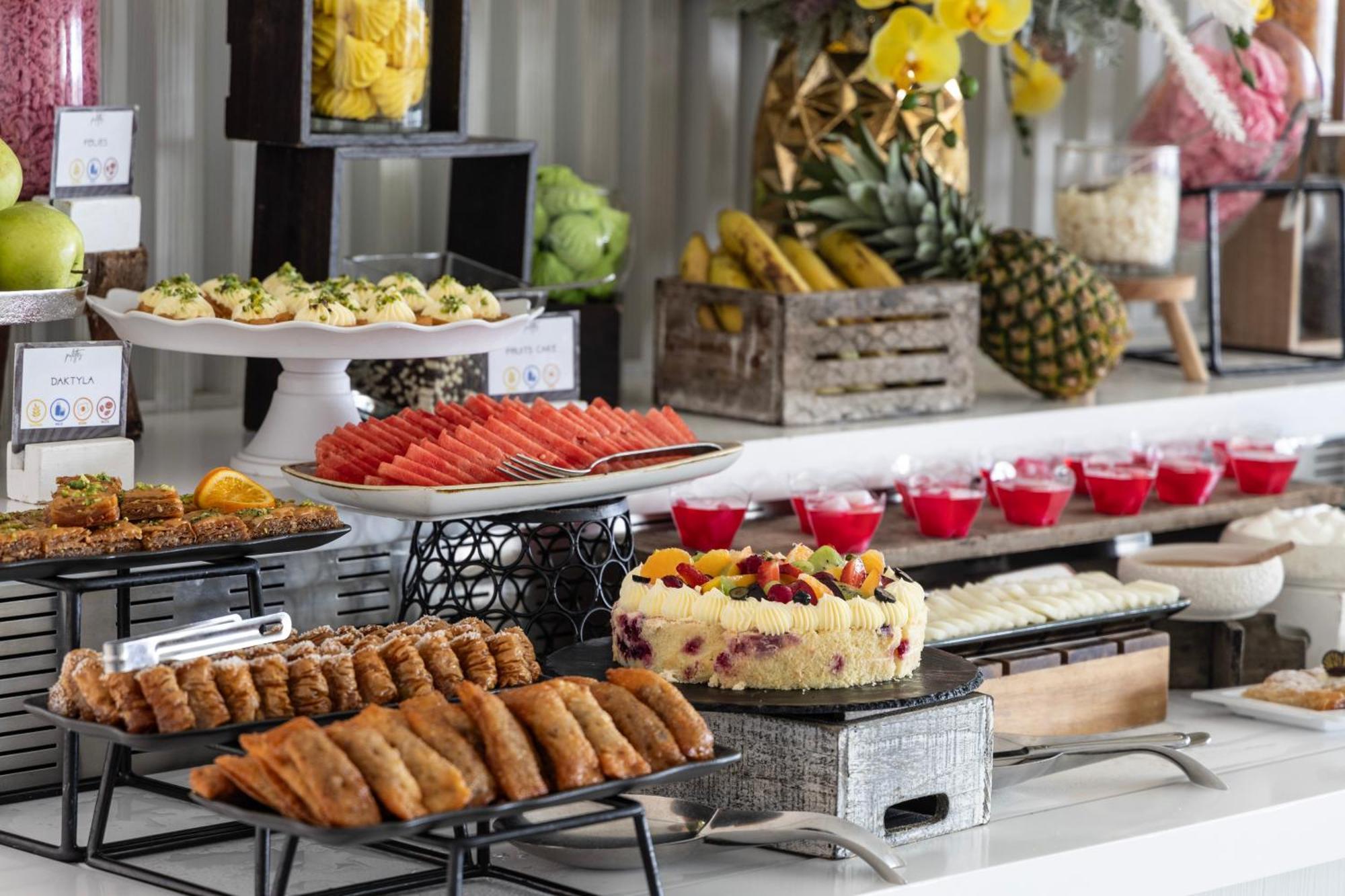 Ivi Mare - Designed For Adults By Louis Hotels Geroskipou Eksteriør billede A buffet at a hotel