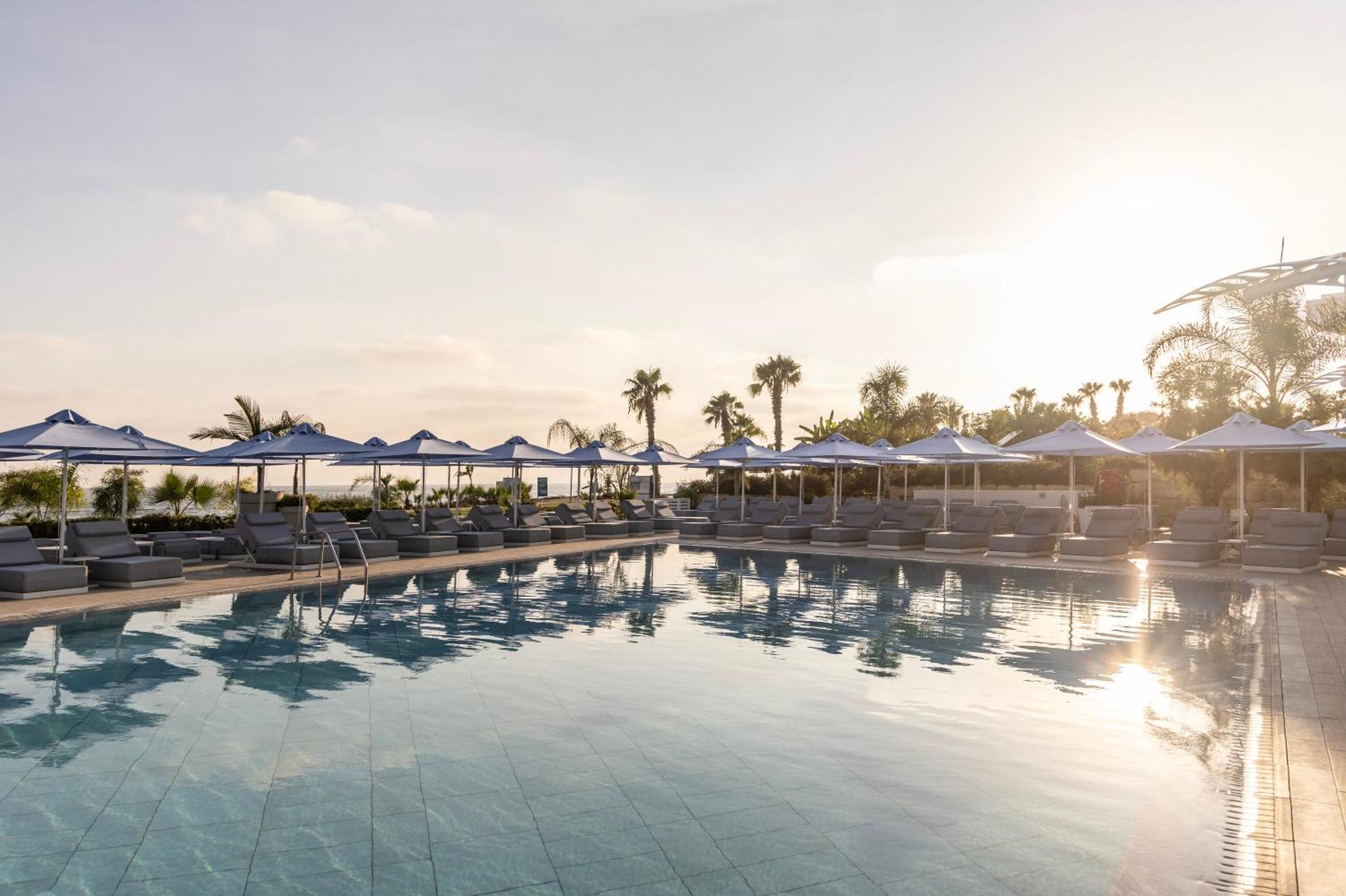 Ivi Mare - Designed For Adults By Louis Hotels Geroskipou Eksteriør billede The pool at the Westin Resort