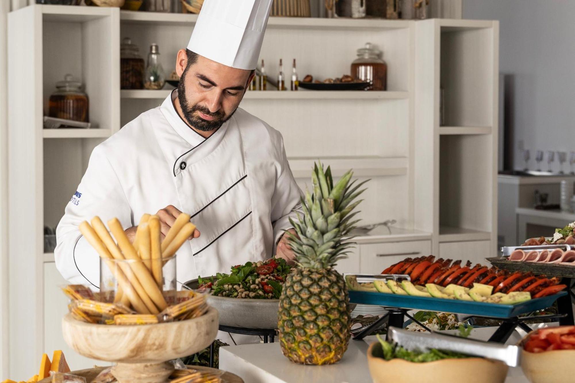 Ivi Mare - Designed For Adults By Louis Hotels Geroskipou Eksteriør billede A chef preparing food