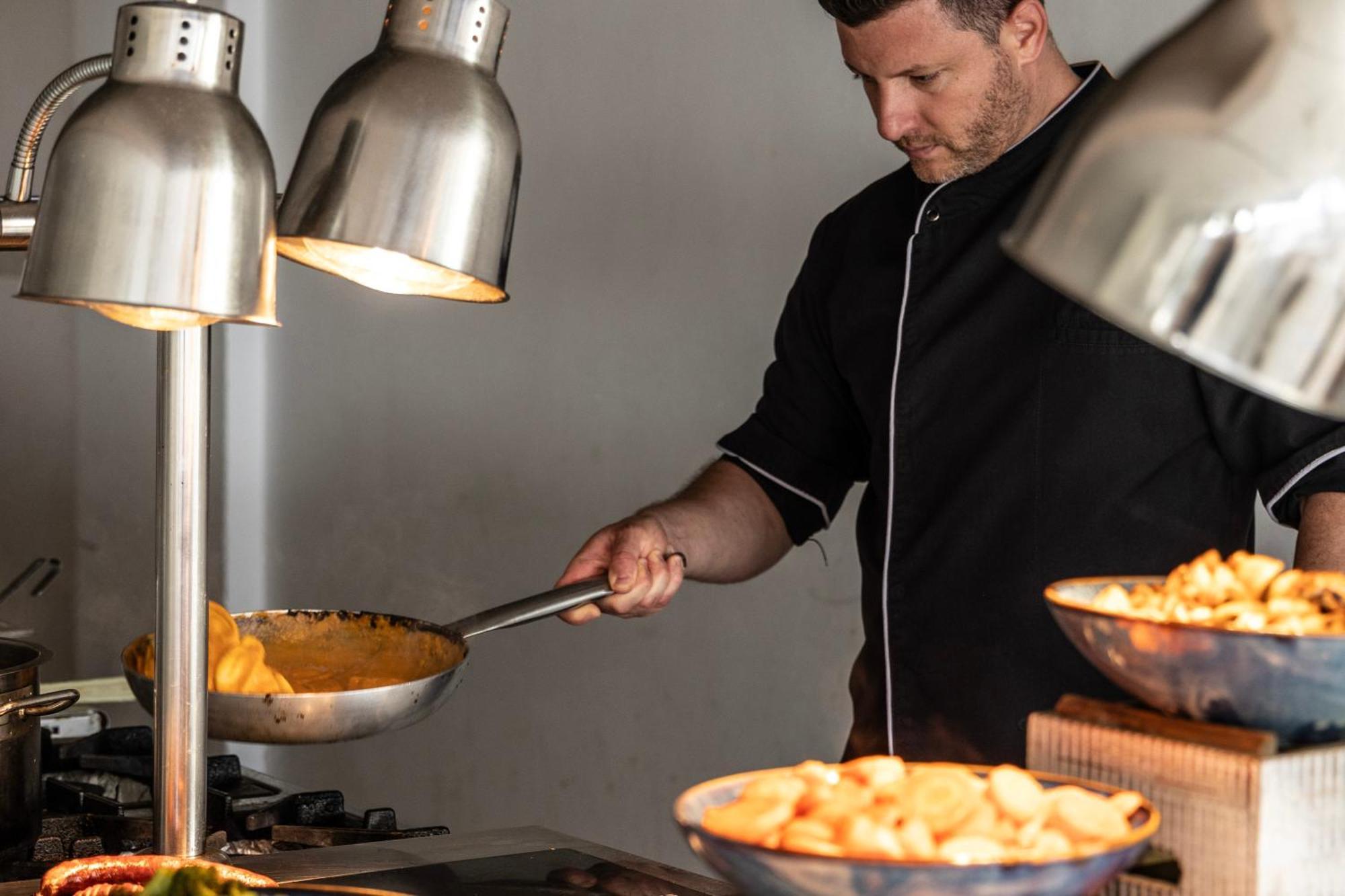 Ivi Mare - Designed For Adults By Louis Hotels Geroskipou Eksteriør billede A chef at work